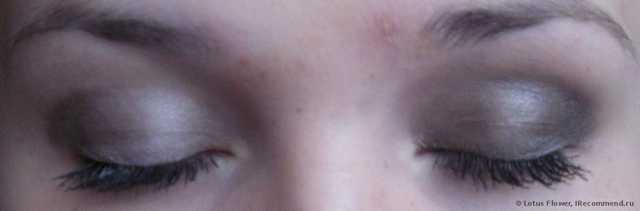 Правый глаз - светлые тени, левый - темные. 